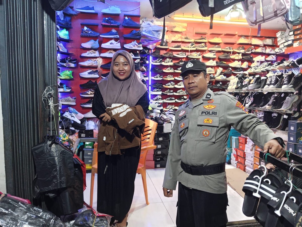 Kapolressolok's tweet photo. Patroli ke Pusat Perbelanjaan dan bank https://t.co/SwXIYkxUmU