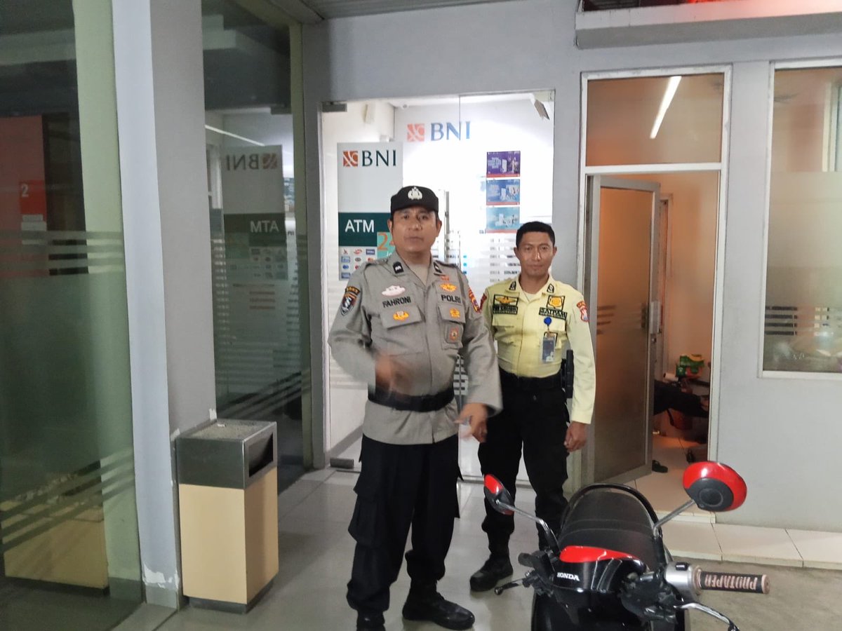 Kapolressolok's tweet photo. Patroli ke Pusat Perbelanjaan dan bank https://t.co/SwXIYkxUmU