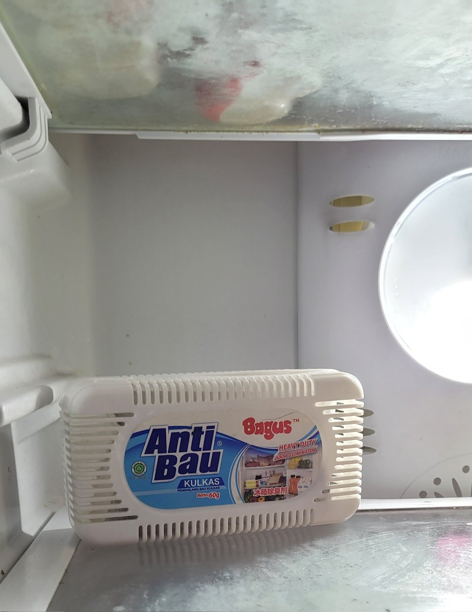 Ajr nih produk worth it bgt buat ngurangi bau di kulkas, mana bisa di refill ganti isinya. Tempatnya juga simple buat nyempil dalem kulkas