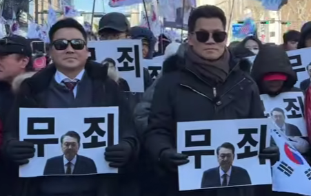 왼쪽분 누굴까요~~ㅎㅎㅎ
1. 그라운드씨
2. 김현태 단장님
3. 매트릭스 주인공