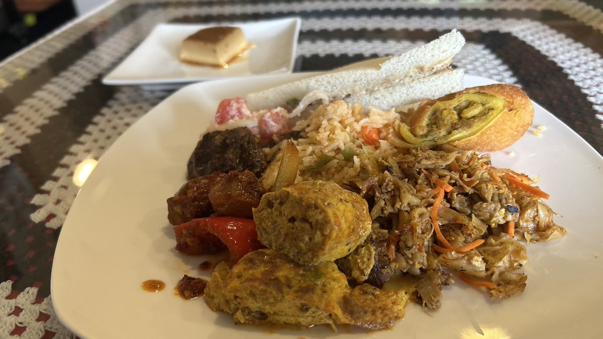 つくば市スリランカ、ヘラディワ天久保店。土曜スペシャルビュッフェ2,500。気になるサバサンドはツナマヨっぽいやつで青トウガラシ入。オムレツカレー面白い。全体的に辛い構成。デザートのキャラメルプリンは甘さ控えめ。