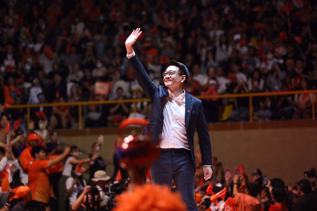 [ สลัดการเมืองอุปถัมภ์ไม่พอ ต้องเชื่อมต่อโลกแบบมียุทธศาสตร์ ]
 
การเปลี่ยนแปลงไม่น่ากลัวเท่าการอยู่แบบเดิม 

เศรษฐกิจไทยถูกฉุดรั้งไว้ด้วยการเมืองอุปถัมภ์
ขาดเทคโนโลยี ไม่มีอำนาจต่อรอง

ต่อให้ไม่มีวิกฤตต้มยํากุ้งปี 40 ไทยก็ยากที่จะเป็น “เสือตัวที่ห้า”