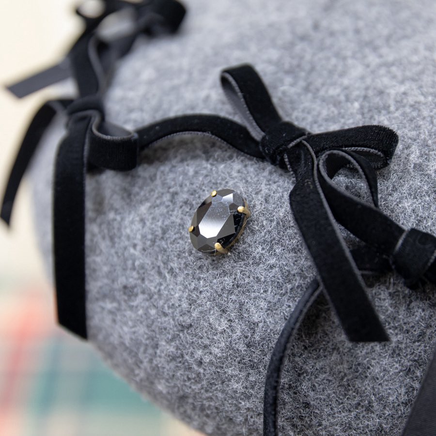 🌹2/8(日) 大阪 #ロマアラ🌹お品書き①

🎀赤ずきんのコート（クラシックブラック）
ダブルウール仕立てで暖かく
フリルと木目調ボタンが凛とした物語を紡ぎます

🎀リボンまみれのベレー帽
上質なウールにベルベットリボンを贅沢にあしらったベレー帽
黒のビジューがきらりと光ります🖤

#ロマアラ24