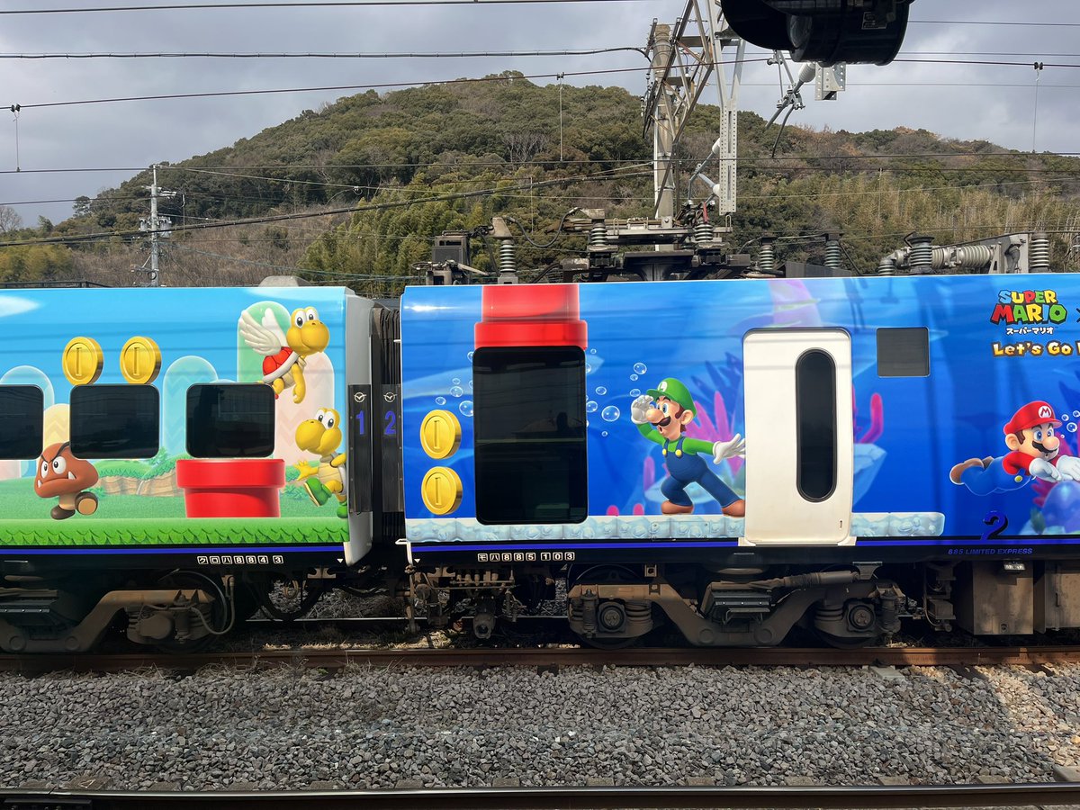 JcbRh7's tweet photo. 江北にきてると聞いたので急いで出動！
電源落としてお休みしてました☺️
それにしても寒い😨
#885系
#江北駅
#スーパーマリオ号 https://t.co/bfEoWZ3kkk