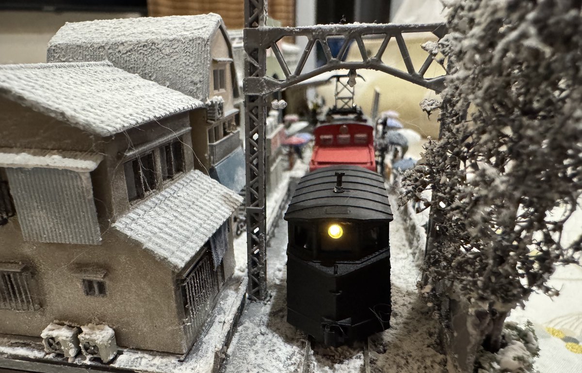 雪降ってますね…