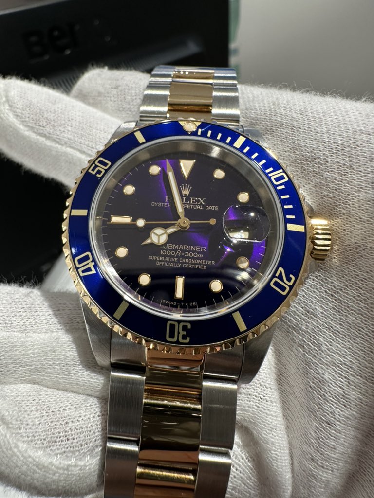 riberowatch's tweet image. みんな〜、今日のロレは濃いよ〜！🍆

同じRef.16613でも、色の出方は千差万別。

今回入荷したのは、店長も唸る「しっかり濃いめ」のヴァイオレットダイアル

この妖艶な紫、写真で伝わるかな…？実物はもっと魅力的です。早い者勝ち！

#ロレックス #ROLEX #サブマリーナ #16613