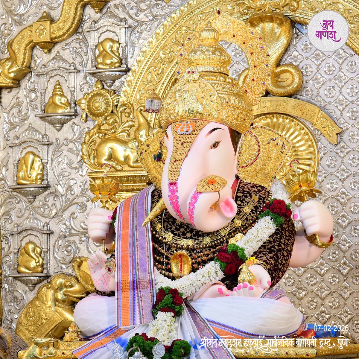 प्रणम्य शिरसा देवं गौरी विनायकम् । भक्तावासं स्मेर नित्यमाय्ः कामार्थसिद्धये
.
.
.
.
#shrimant #dagdusheth #shrimantdagdushethhalwaiganpati #ganpati #ganpatibappa