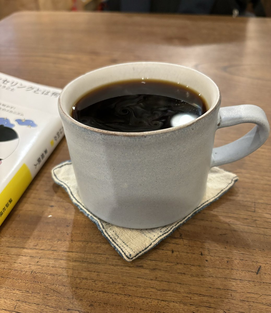 映画の時間まで、サム店のコーヒーで温まる。素敵なカップ。