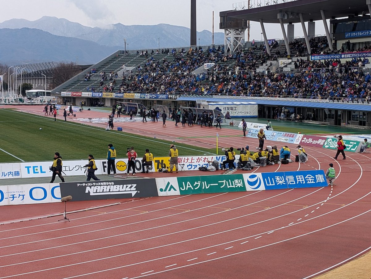 duchalps2's tweet photo. カメラ多っ！！
#ヴァンフォーレ甲府
#福島ユナイテッドFC
 #三浦知良
 #J復帰 https://t.co/ebA1uCA4yS