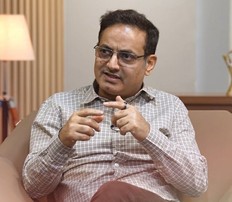 विकास दिव्यकिर्ती सर ने एक पॉडकास्ट में कहा उनका सबसे बड़ा डर है China जिस गति से आगे बढ़ रहा है,

India उस गति से आगे नही बढ़ रहा है. पढ़ाई लिखाई पर ज्यादा जोर होना चाहिए. साइंटिफिक टेम्पर पर ज्यादा जोर दिया जाना चाहिए.

लेकिन हमारा समाज आयात की हुई आधुनिक टेक्नोलॉजी इस्तेमाल