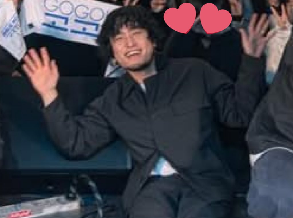 do1men9's tweet photo. 이렇게 해맑게 웃고계신지 몰랏어 웃기다 https://t.co/SIfttibYEP