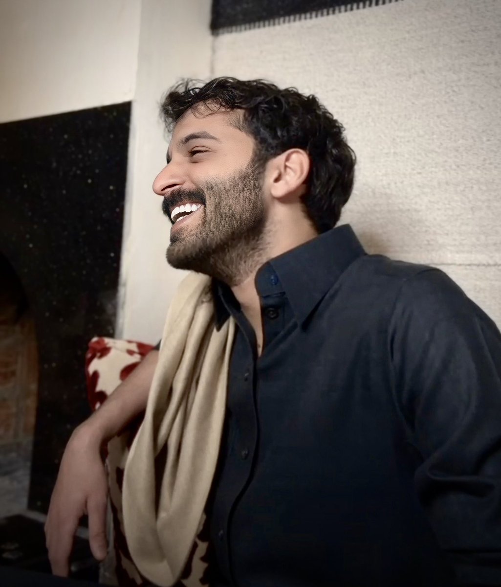 « ان غاب يترك في غيابه فراغات 
وإذا حضر يحجب حضور البقيّة »