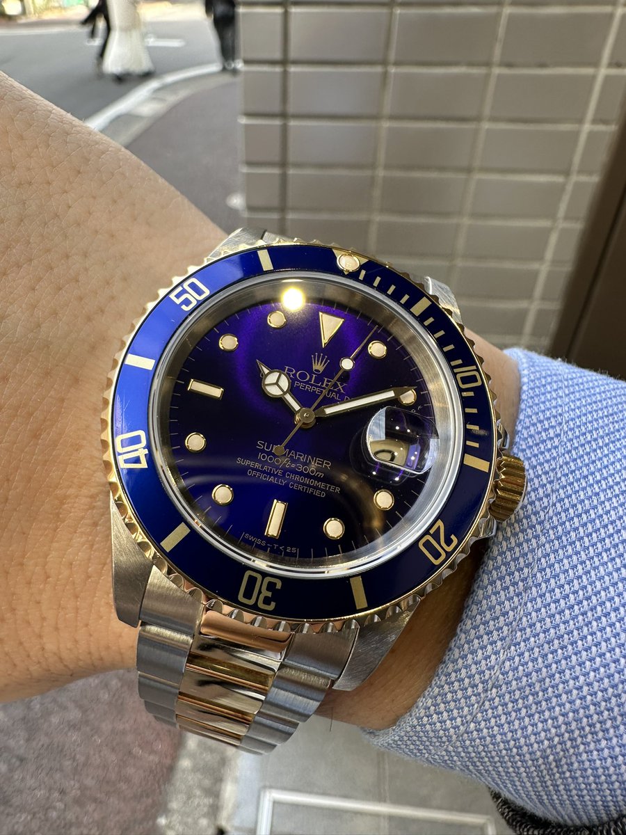 riberowatch's tweet image. みんな〜、今日のロレは濃いよ〜！🍆

同じRef.16613でも、色の出方は千差万別。

今回入荷したのは、店長も唸る「しっかり濃いめ」のヴァイオレットダイアル

この妖艶な紫、写真で伝わるかな…？実物はもっと魅力的です。早い者勝ち！

#ロレックス #ROLEX #サブマリーナ #16613