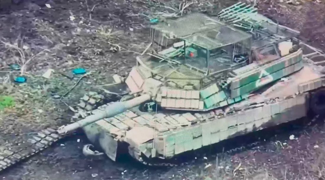 На Украине танк Абрамс сильно отличается от заводского варианта, перед тем как его послать в бой, его надо обвешать старой советской☝️динамической защитой Контакт 1 , ну и наварить мангалов, иначе это 65 тонн говна, за 7 миллионов баксов