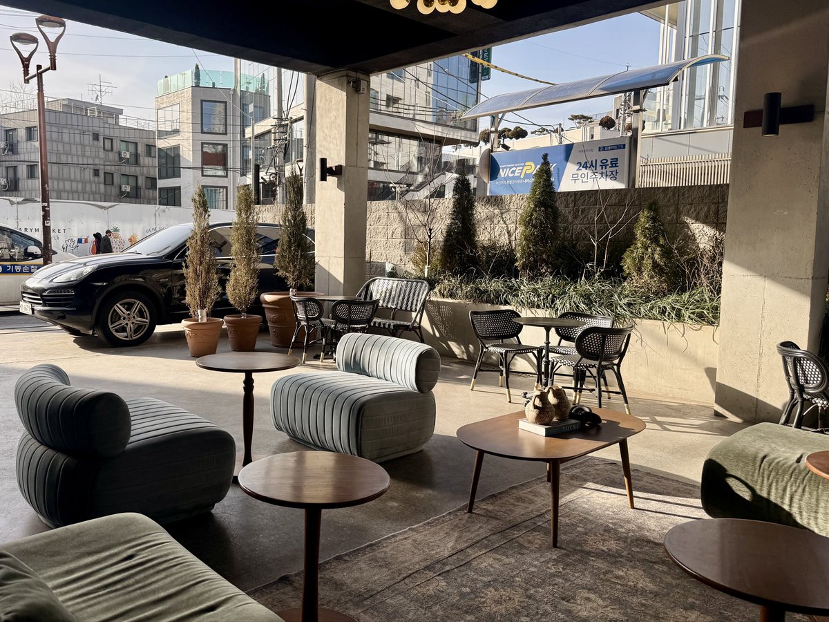 minjeong000213's tweet image. 📌 이태원 분좋카 추천
: 카페포이어

▶️ 색감이 미쳤고 2층까지 있는 넓은 대형 카페에요!! 여긴 당근케이크가 너무 맛있어요☺
((햇빛도 크게 들어와서 셀카도 잘나와요ㅎ))

🍀 친구들이랑 수다 떨고 싶을 때🍀
🍀 이태원 분좋카 찾고있다면🍀