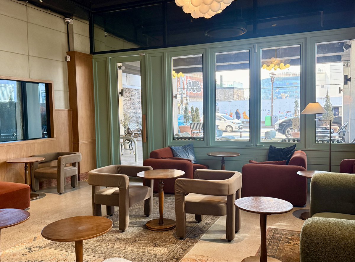 minjeong000213's tweet image. 📌 이태원 분좋카 추천
: 카페포이어

▶️ 색감이 미쳤고 2층까지 있는 넓은 대형 카페에요!! 여긴 당근케이크가 너무 맛있어요☺
((햇빛도 크게 들어와서 셀카도 잘나와요ㅎ))

🍀 친구들이랑 수다 떨고 싶을 때🍀
🍀 이태원 분좋카 찾고있다면🍀