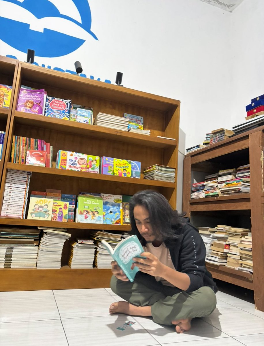 suatu hari, penulis buku ini singgah ke rumah gue. baca buku di ruang baca sederhana. hari ini, salah satu teman titip Giveaway Buku. ya betul. “Dompet Ayah Sepatu Ibu” cukup ketik mau, follow, like dan RT. sampai jam 12 siang besok. mari terus baca 📖