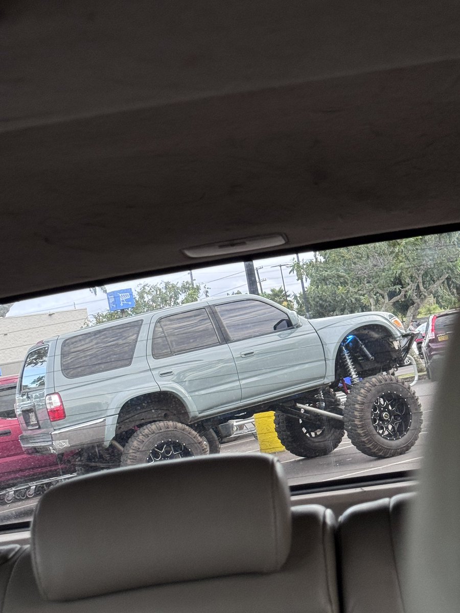 Pothias's tweet photo. Typical hawai’i things https://t.co/wWZ0N3Tf9W