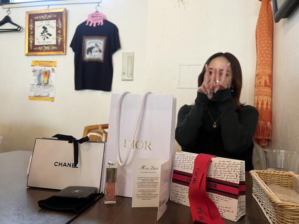 雪の日の外タバコうめえ
煙がタバコの煙なのか自分の息で白いのかわからなくてなんかおしゃれでかっこいい　
写真は最近嬉しかったメモリー