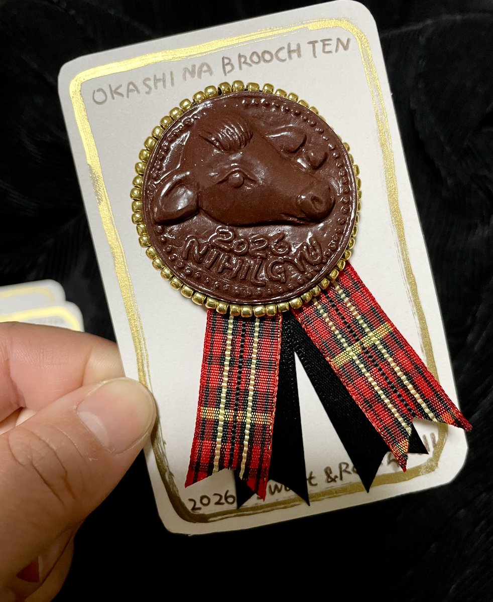 本日から #おかしなブローチ展 ！今年もスイートでロックンロールな展示が始まりましたね…！！わたしはコインチョコレートモチーフのブローチを作ってみました。どうぞよろしくお願いいたします〜🤎🍫🐄