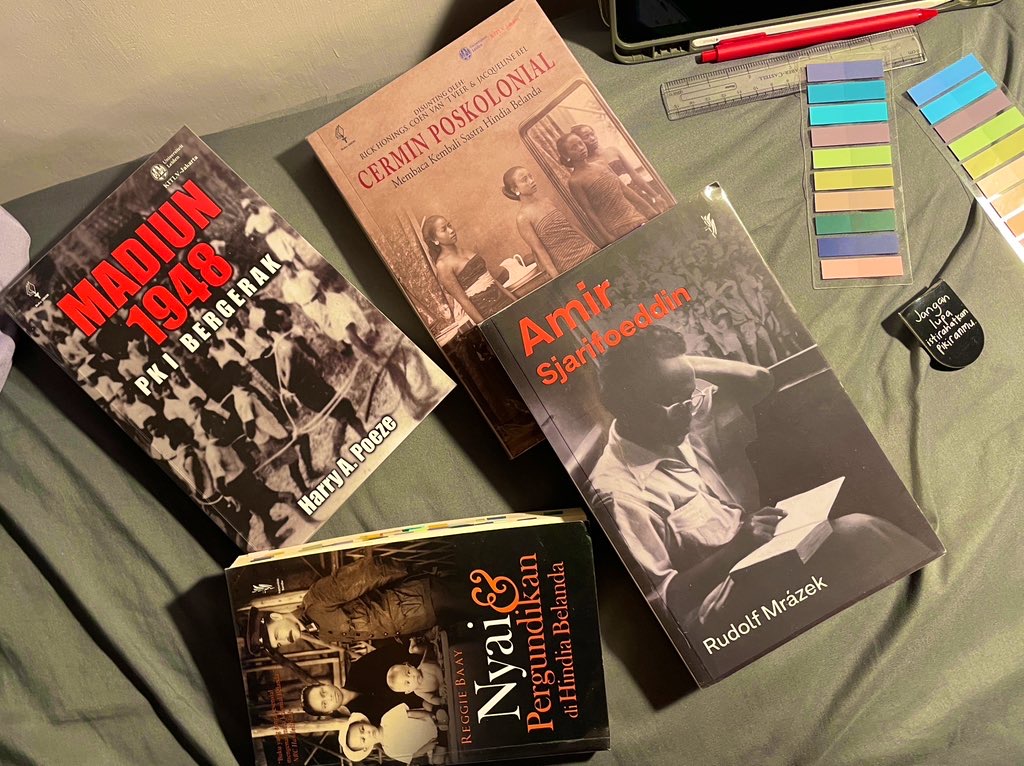 Ngomong sama diri sendiri. Jangan lelah membaca buku-buku sejarah, jangan bosan membaca novel-novel sejarah. Agar tak jadi korban pemutihan sejarah atau memori kolektif diacak-acak hanya krn ada yg tak mau dosanya diingat2. Iya, aku sedang ngomong sendiri sama diri aku sendiri.