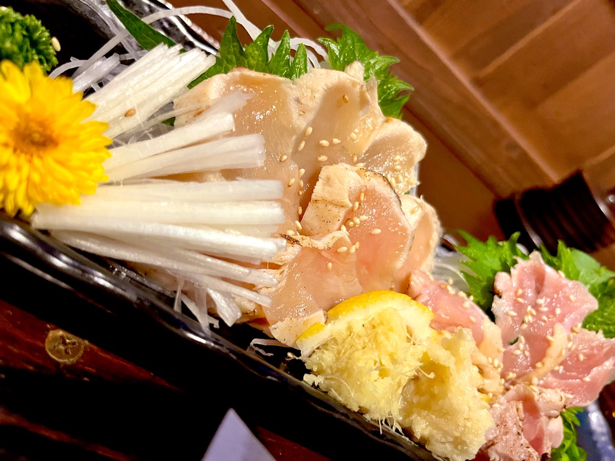 タコから食べたくて🤤🐙
でも吸盤とこゴムですか？ってくらい固くて顎疲れた⁝(ᵒ̴̶̷᷄൧̑ ᵒ̴̶̷᷅    )⁝

宮崎県産赤鶏のたたき刺しは絶品♥️♥️♥️
#今朝お口の中がニンニク臭でノックアウト👄