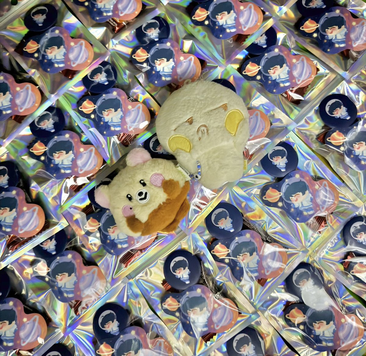 macristinaaaa_'s tweet photo. bamjji &amp; ppang prepared a little something for asteroids, see you all later! ✨🩵

thank you as always @stellarrenjun for this beautiful jwi art 🥹🫶

button pins &amp; sticker prints by @dubushopph 🫶

#StartrailANightWithJisung https://t.co/i8gzisrt5j