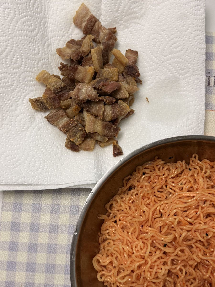 qu_day_'s tweet image. #야매요리큐
늦점은 삼겹살과 비빔면🍜