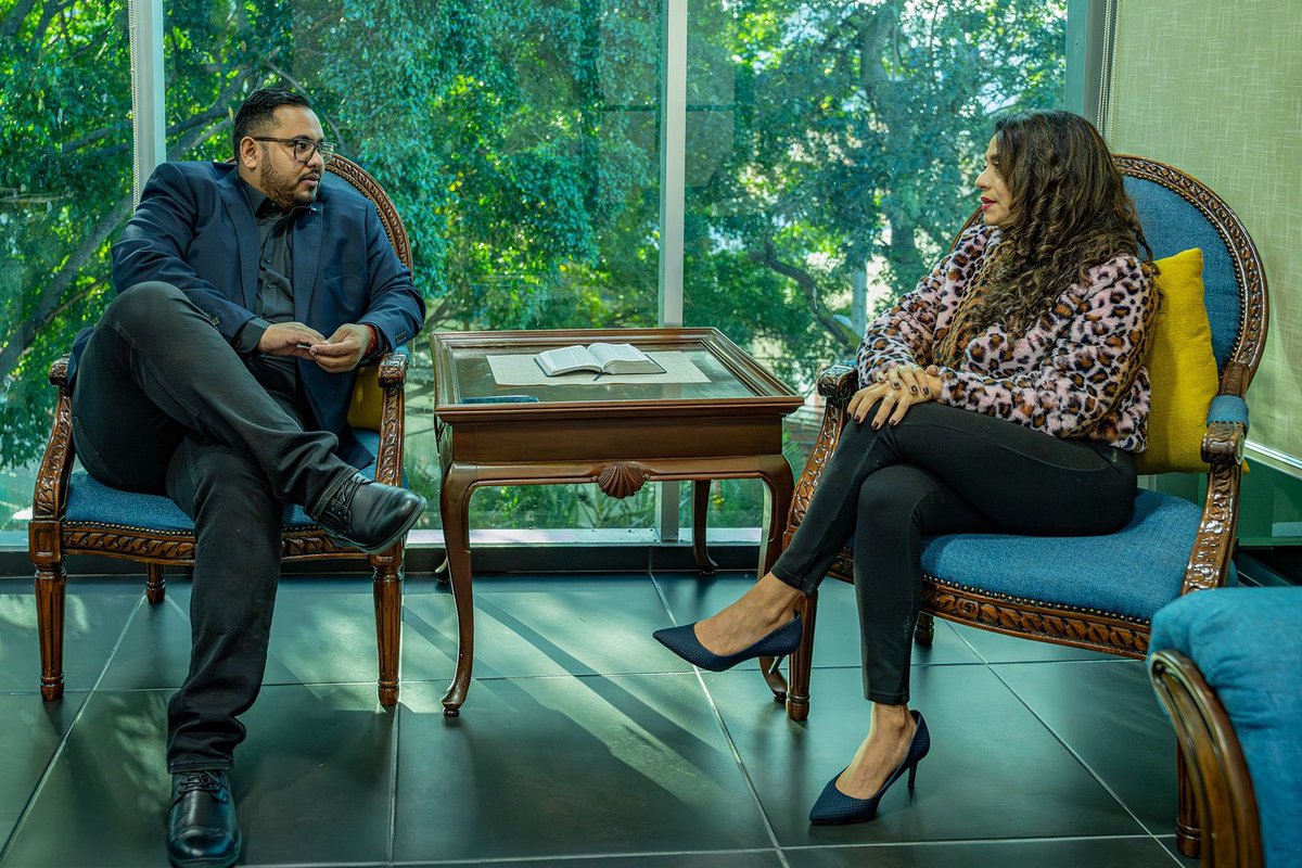 SECAPHN's tweet photo. EspacioArtístico | ✨ El ministro Yasser Handal recibió a Nohelia Sosa, talento hondureño destacado en “La Academia USA”
Escuchó sus propuestas para impulsar juntos el talento y el arte nacional.
SECAPPH reafirma su compromiso con el arte nacional.
#SECAPPH #Artes #Honduras https://t.co/3jFz4OtbPg