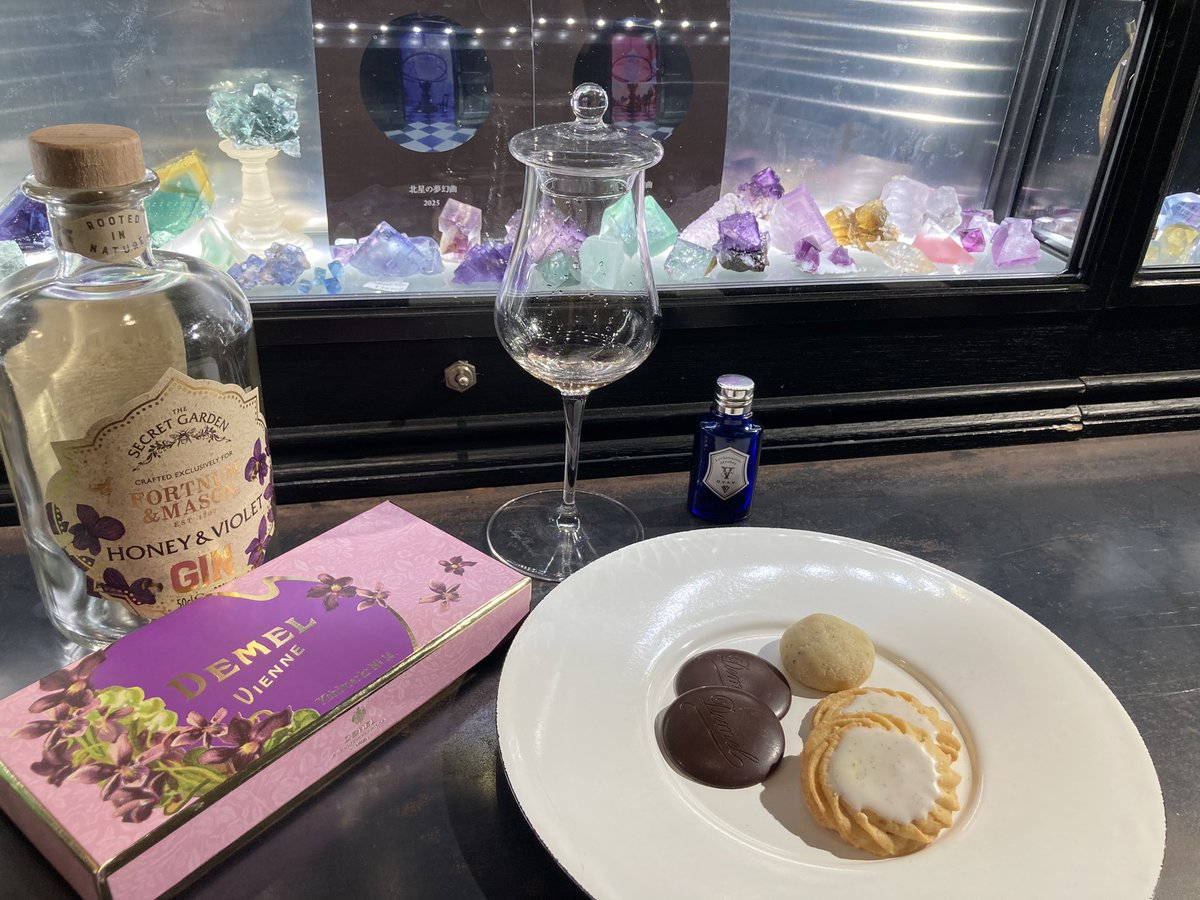 アカウント間違えてた…
先日鉱物Barさんへお邪魔しました
本当にもう限界で致死量のキラキラと美味しいお菓子を戴きに伺ったのでした
久々夜に伺いましたが、帷が下りてからの鉱物Barはライティングが素敵で大好きです
お土産を持って行ったのにそれ以上のもてなしを受けてしまったのでした