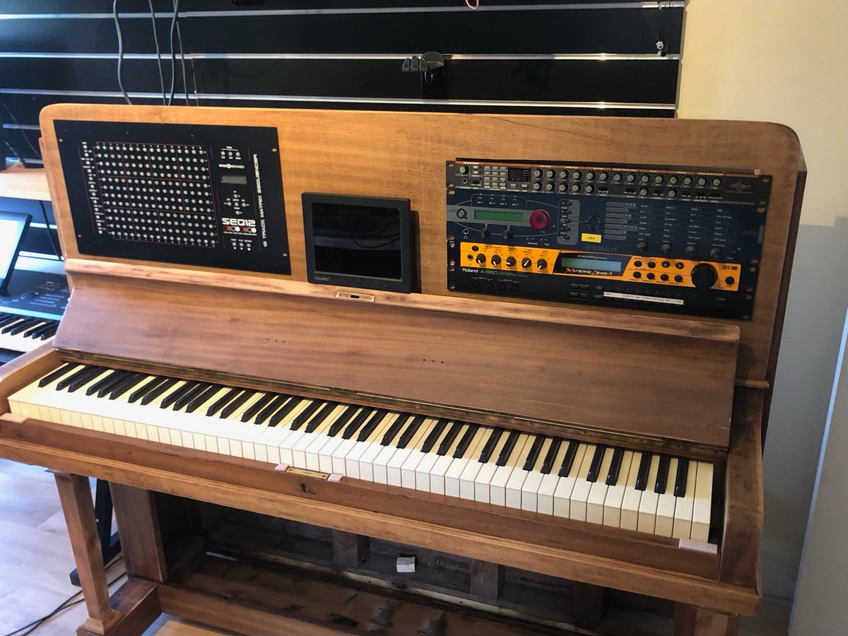 アップライトピアノの中をくり抜くとシンセサイザーのモジュール音源をラックマウントできるのね!!