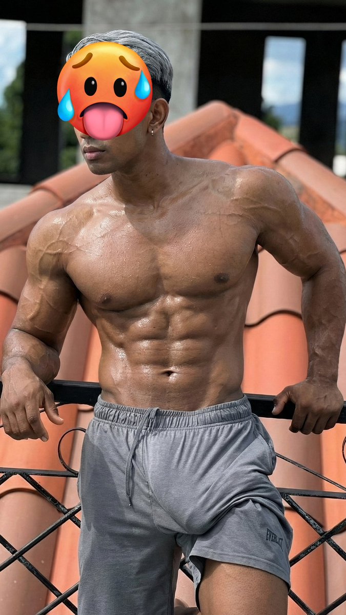 rbayutria_'s tweet image. Gimana ngga ireng kalo hobi nya berjemur terus....