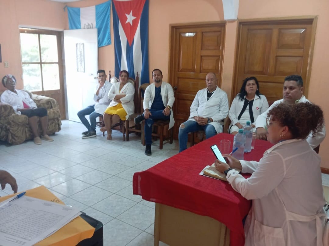 Los miembros de la Brigada Médica Cubana de Izabal reafirmamos nuestro compromiso con el pueblo Guatemalteco de darles salud hasta el ultimo.instante en que pisemos esta gloriosa tierra , humanismo, amor y altruismo seran siempre nuestras banderas 
#BMCGuatemala