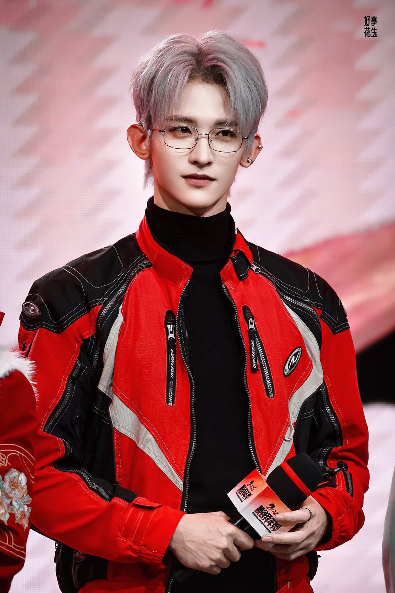 Forhuasen's tweet photo. 260206 LPL Esports Spring Festival Gala

Chang Huasen Silver Hair 😍😍😍

#常华森 #ChangHuasen #Waston https://t.co/LQ3VDZsBT1