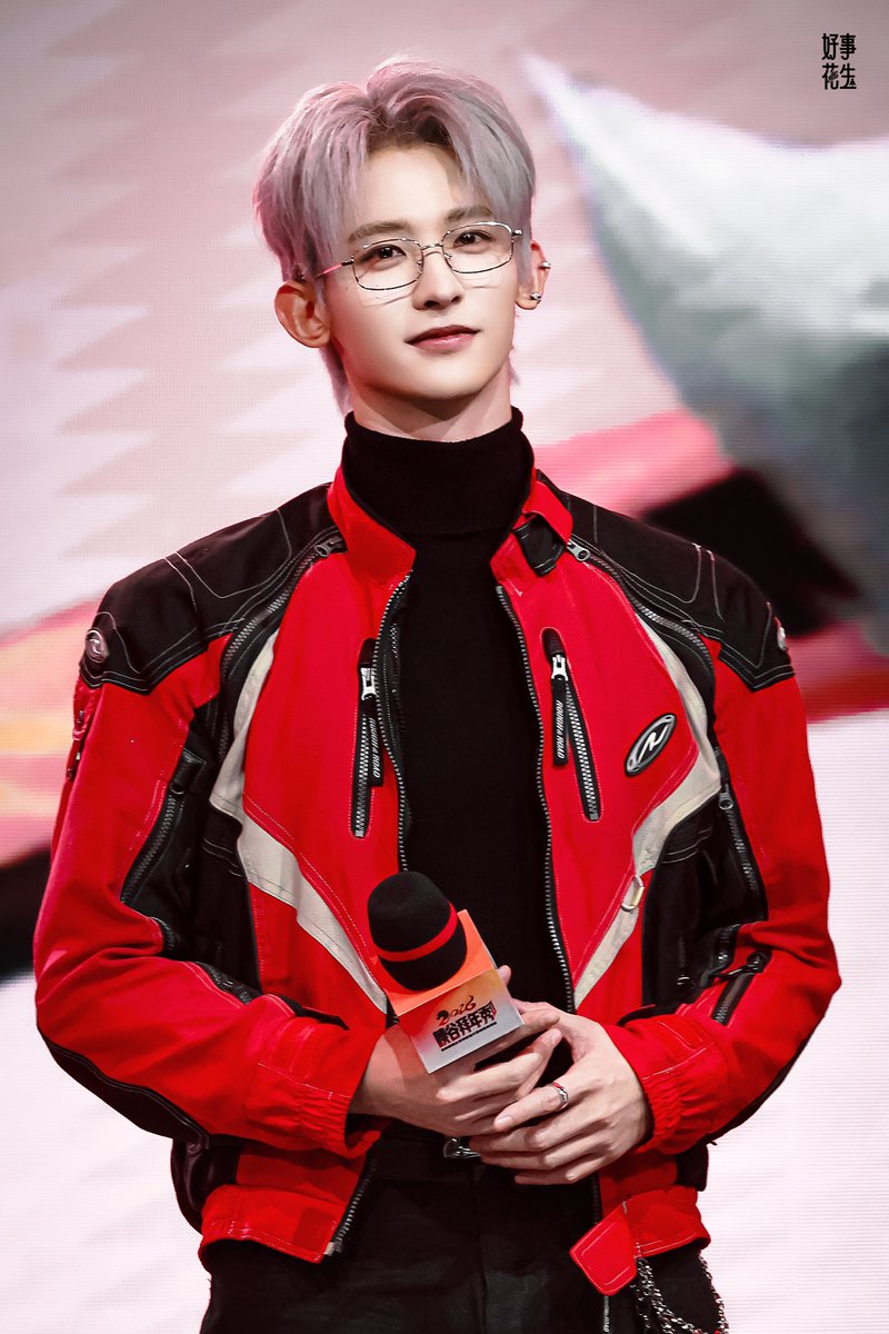 Forhuasen's tweet photo. 260206 LPL Esports Spring Festival Gala

Chang Huasen Silver Hair 😍😍😍

#常华森 #ChangHuasen #Waston https://t.co/LQ3VDZsBT1
