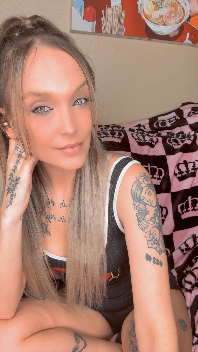 queenbee tweet media