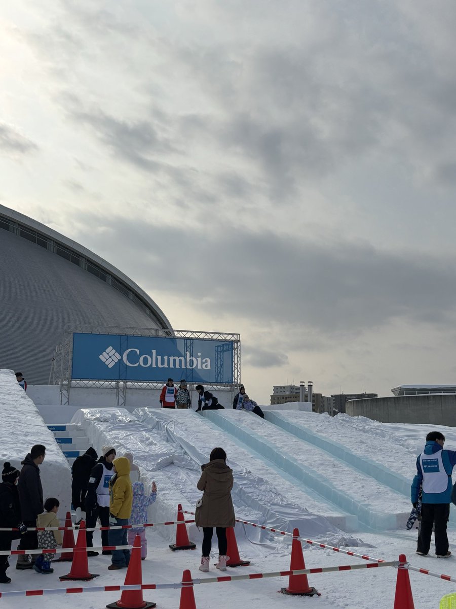 welcomesapporo's tweet photo. 【2026さっぽろ雪まつり   つどーむ会場】

 ❄️🌟 Columbia氷のすべり台🌟❄️
 
    氷でつくられたコースを
    おしりで滑りおりるすべり台は、
    雪遊びの準備運動にもぴったり！

    ※氷のすべり台に年齢制限はありません https://t.co/zP8W0N5rH4