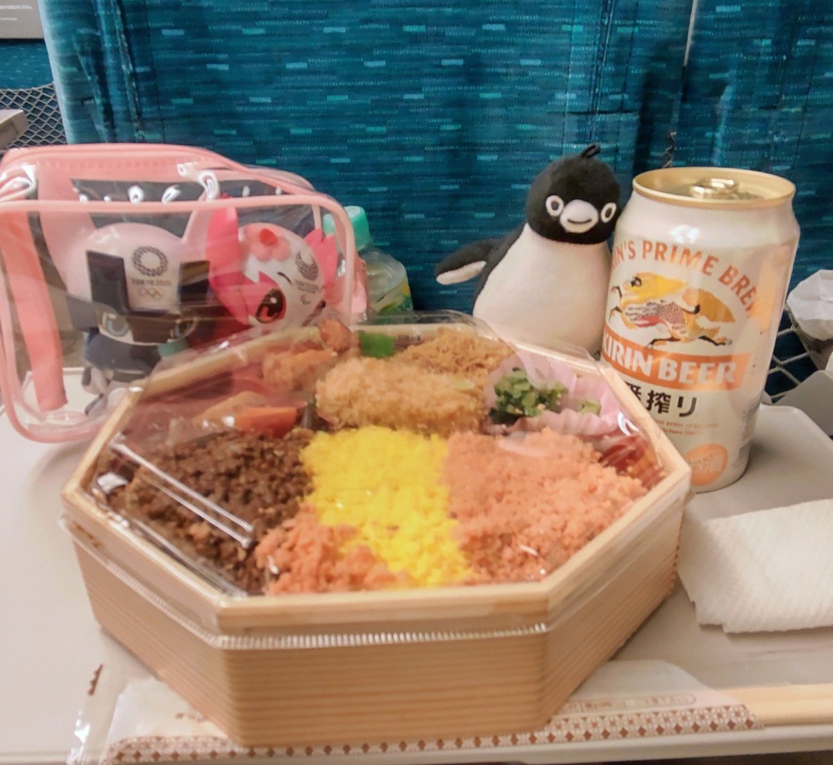 hattaninko's tweet photo. 💙年明けも駆ける🌸ラムセス大王展にいるミラソメちゃん＆ペンギンくん「彫像は神々しい✨️」沢山の素敵な展示物✨️ミラソメ「開催延期になる理由がわかる❗大阪万博エジプト館のリベンジが出来てペンギンくんに感謝😍」照れるペンギンくんと共に帰る新幹線内で駅弁＆ビール🍻＃ミラソメ存続希望💕 https://t.co/LEzL3Sp2Zm