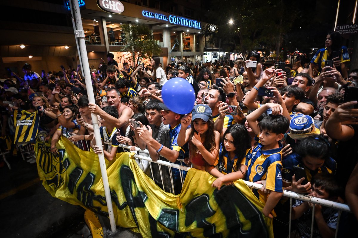 RosarioCentral's tweet photo. Recibidos en Mar del Plata con todo el cariño y pasión de nuestra gente 👏🇺🇦 https://t.co/rbHqUc7tOL