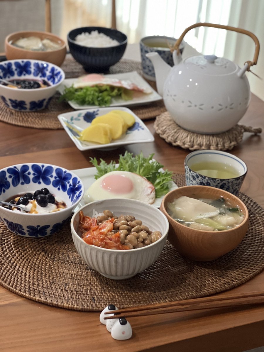 uchan_gohan's tweet photo. 朝昼ごはん🍚
たんぱく質意識

目玉焼き🍳
納豆キムチ丼
ブルーベリーヨーグルト
水餃子、野菜スープ

ChatGPTにざっとkcal計算してもらったら700kcal前後との事🙆‍♀️

 #ダイエット  #体脂肪率  #おうちごはん  #朝食 https://t.co/nGXlnxf7RB