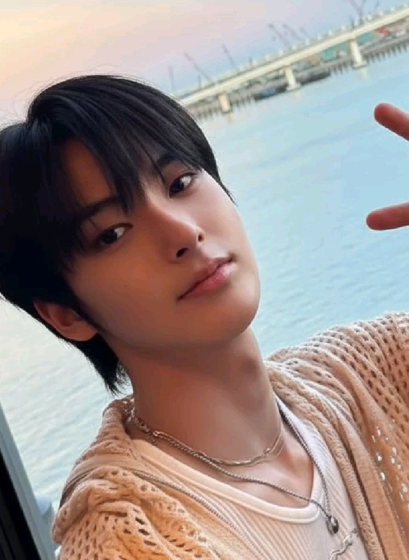 l0vejun212_'s tweet photo. I luv his black hair🖤

#SMTR25 #HYUNJUN #현준 https://t.co/diqmCK0icV