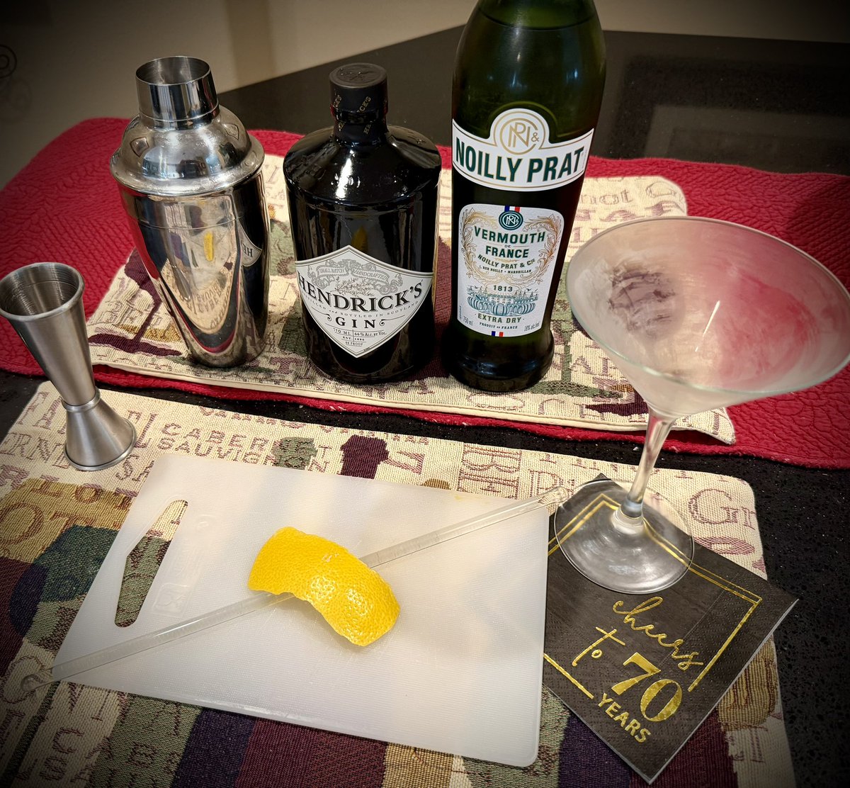 mlzema's tweet image. It’s Friday #HappyHour!🕔
#TWEETYOURDRINK 
#Gin #Martini #Stirred + Lemon Twist
#Salute! #Cheers! #Sköl! #LChiam! #Santé! #Sláinte! #NaZdrowie! #OogyWawa! #Prosit! #OkoleMaluna! #Ziveli! #Serefe! #CinCin! #Kampai! #Prieka! #Evviva! #Noroc! #Gesondheid! #ZeiGazunt! #Saúde!🍸