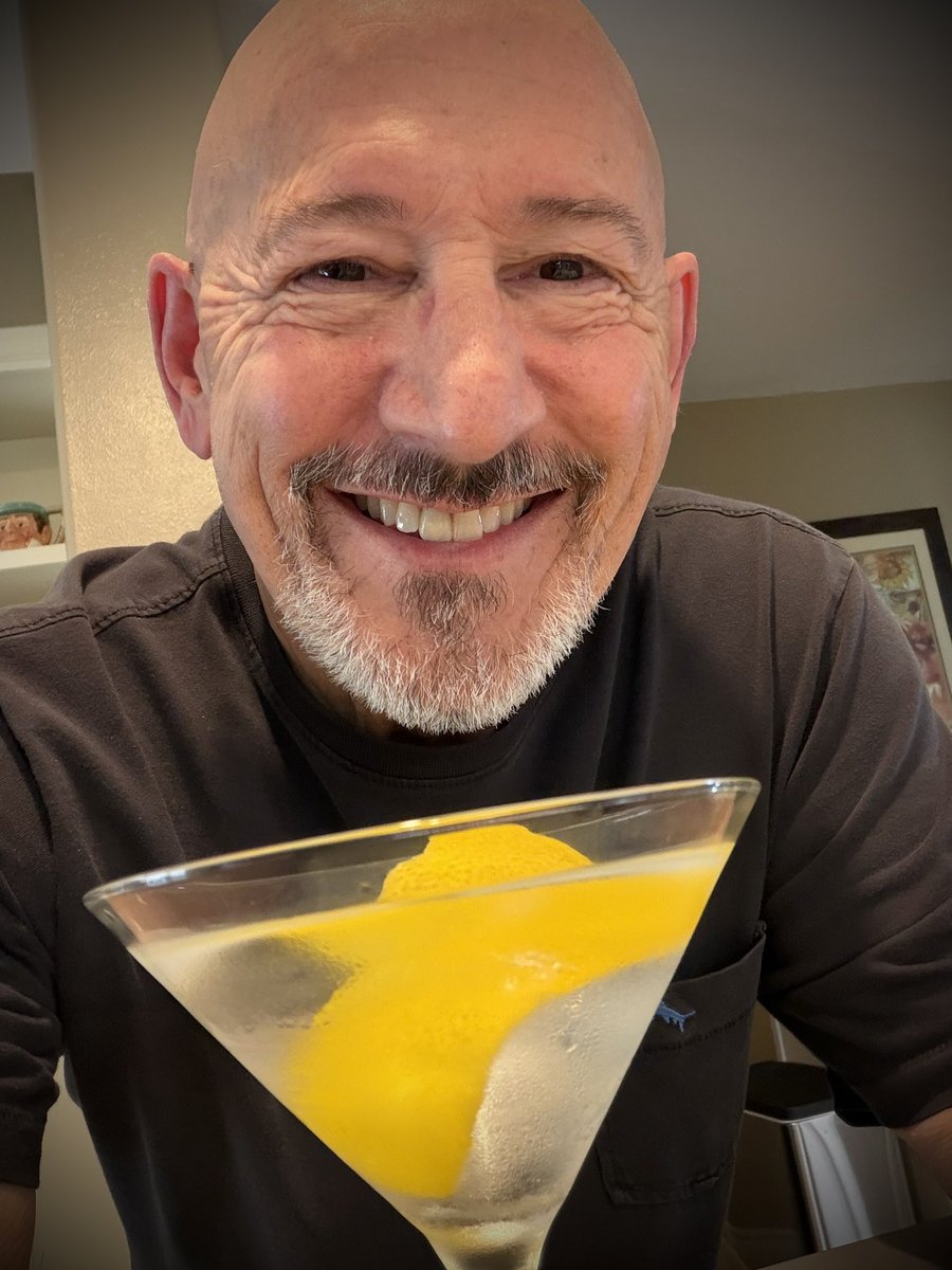 mlzema's tweet image. It’s Friday #HappyHour!🕔
#TWEETYOURDRINK 
#Gin #Martini #Stirred + Lemon Twist
#Salute! #Cheers! #Sköl! #LChiam! #Santé! #Sláinte! #NaZdrowie! #OogyWawa! #Prosit! #OkoleMaluna! #Ziveli! #Serefe! #CinCin! #Kampai! #Prieka! #Evviva! #Noroc! #Gesondheid! #ZeiGazunt! #Saúde!🍸