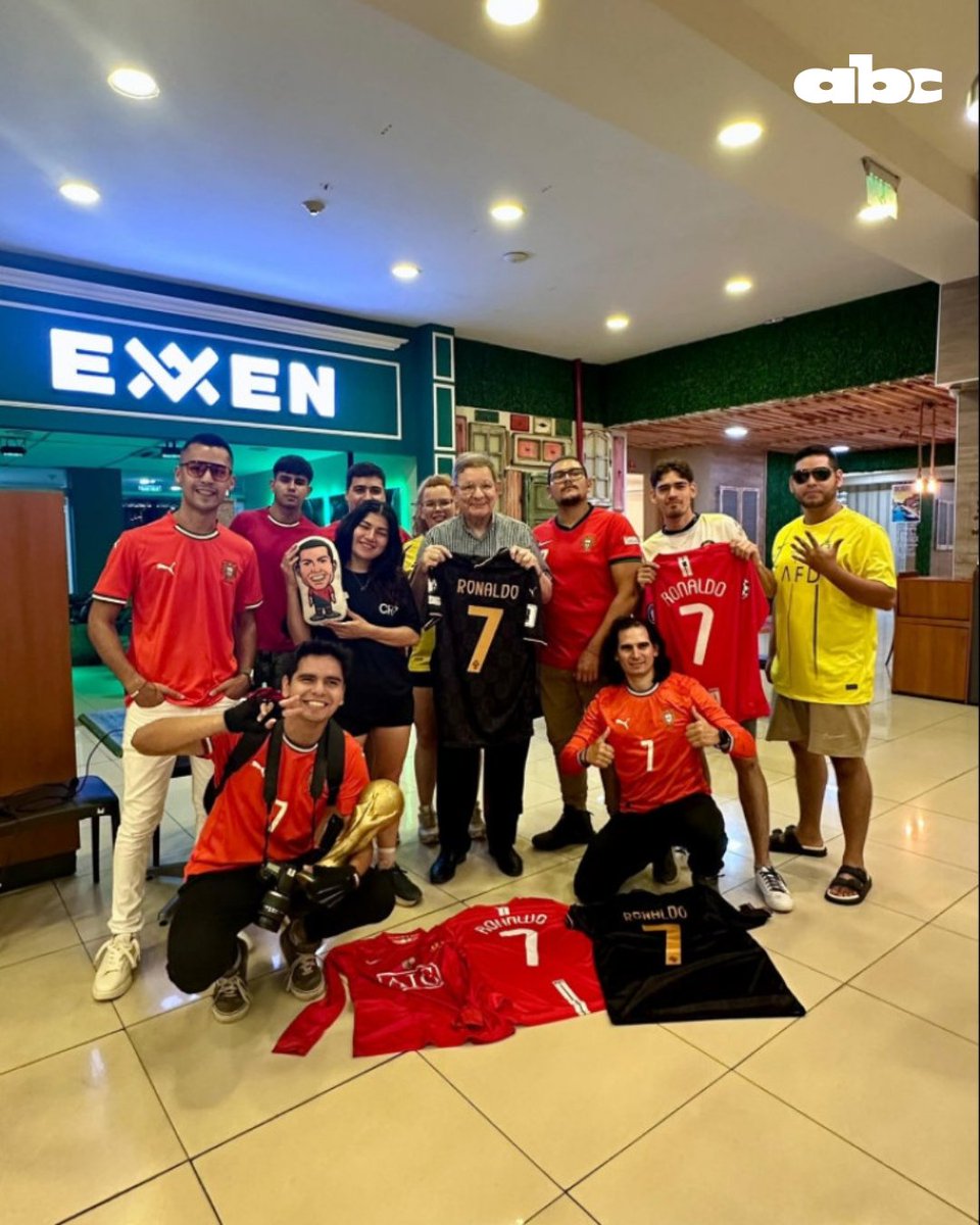 ABCDeportes's tweet image. 🪲BICHOLOVERS 🇵🇾

🔶Ayer, por el cumpleaños número 41 de Cristiano Ronaldo, un grupo de fans paraguayos se juntaron en un shopping para celebrar al bicho... y de paso se encontraron a Carlos Martini 😅

MI PAÍS, MI PAÍS 🇵🇾

📲 abc.com.py/deportes