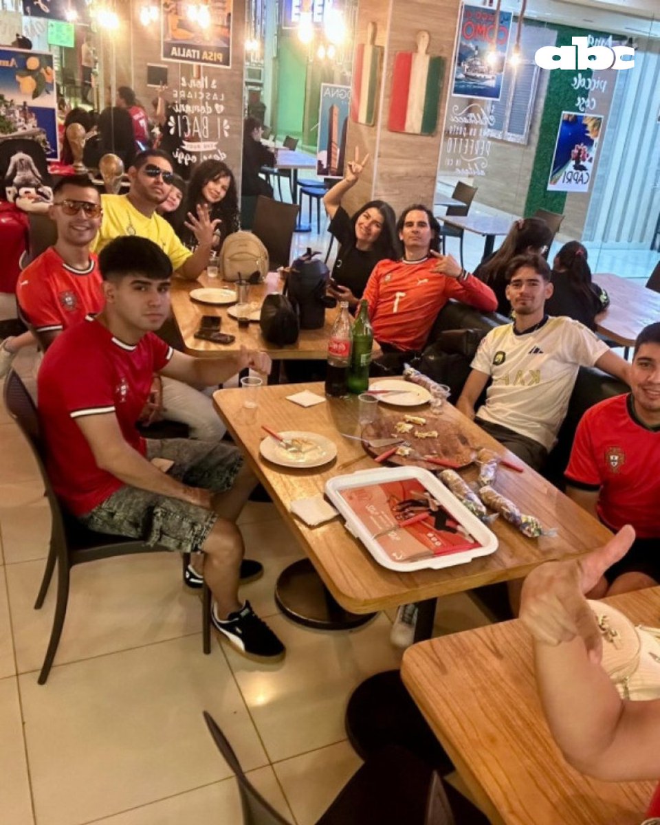 ABCDeportes's tweet image. 🪲BICHOLOVERS 🇵🇾

🔶Ayer, por el cumpleaños número 41 de Cristiano Ronaldo, un grupo de fans paraguayos se juntaron en un shopping para celebrar al bicho... y de paso se encontraron a Carlos Martini 😅

MI PAÍS, MI PAÍS 🇵🇾

📲 abc.com.py/deportes