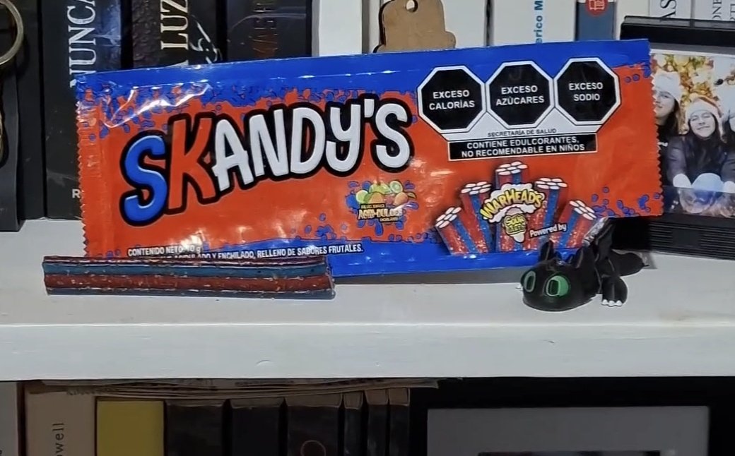 Ya que en mi pueblo no hay skandys usamos para mi comercial la basura y por suerte una envoltura todavia tenia un pedacito JAJAJAJAJ
