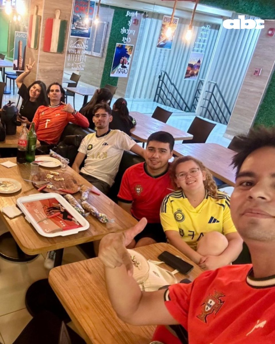 ABCDeportes's tweet image. 🪲BICHOLOVERS 🇵🇾

🔶Ayer, por el cumpleaños número 41 de Cristiano Ronaldo, un grupo de fans paraguayos se juntaron en un shopping para celebrar al bicho... y de paso se encontraron a Carlos Martini 😅

MI PAÍS, MI PAÍS 🇵🇾

📲 abc.com.py/deportes