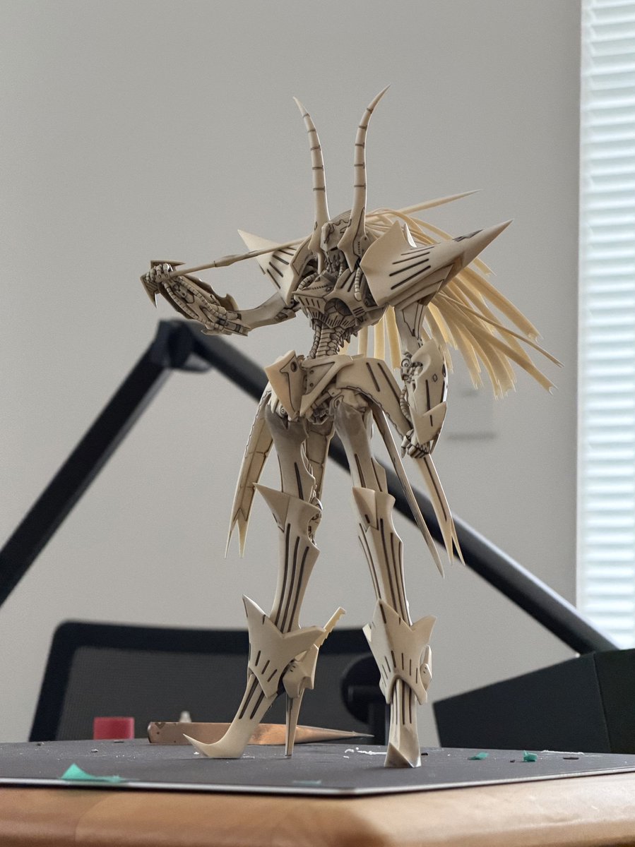 ファントム慧茄騎（ボークス）
モールド深くしてスミ入れて磨いて組んだだけ。

いやあ、このままでも十百分にかっこいい…タマラン。
（高級ステーキをお塩だけでみたいな）

平井さんの造形はいつもハートにハードヒットだ。