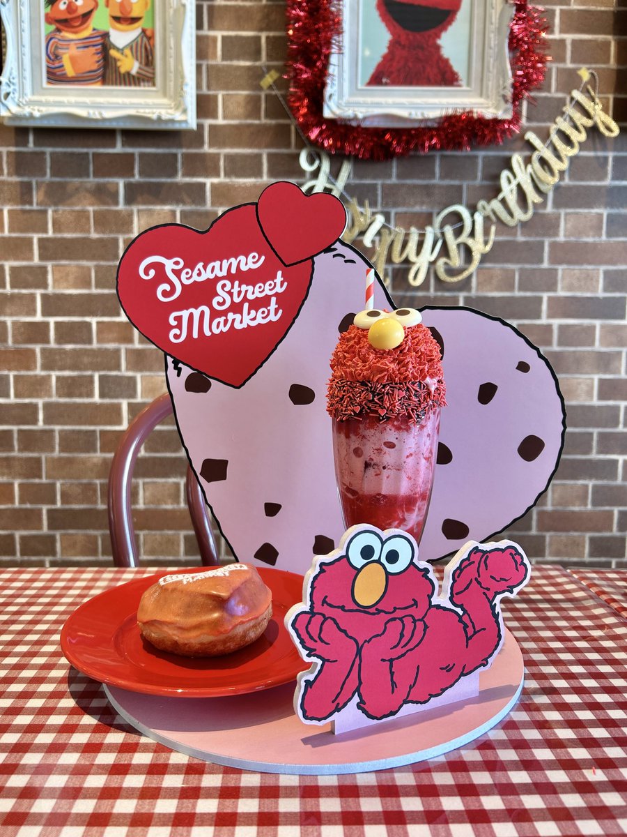 SesameStMarket's tweet photo. セサミストリートマーケットのバレンタインコレクションはもうお楽しみいただけましたか？💌

甘くてちょっぴりカジュアルなデザインが魅力のロンT、Tシャツ（大人/キッズサイズ）、ビーニー、ソックスといったアパレルアイテムは、デニムやシンプルなボトムスとあわせるだけでストリートカジュアルな着こなしをお楽しみいただけます👕👖
チャーム、ポーチ、メッセージカードなど、バレンタインのちょっとしたギフトにもうれしい雑貨もラインナップ🎁
どれを選んでも写真映えも間違いなし📸のカフェメニューもお見逃しなく🍩

店頭やオンラインストアでぜひチェックしてください🛒👀

#sesamestreetmarket #セサミストリートマーケット
#sesamestreet #セサミストリート