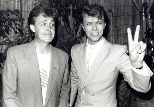 cinelover_k's tweet image. O fato que o único Beatle que não tem UMA foto com o David Bowie é George. Pq ele (George) não gostava dele. Mas esse infeliz não gostava de ninguém